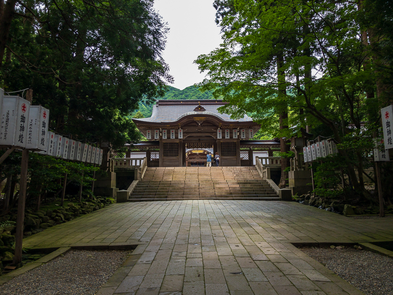 彌彦神社の随身門