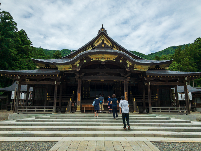 彌彦神社の拝殿