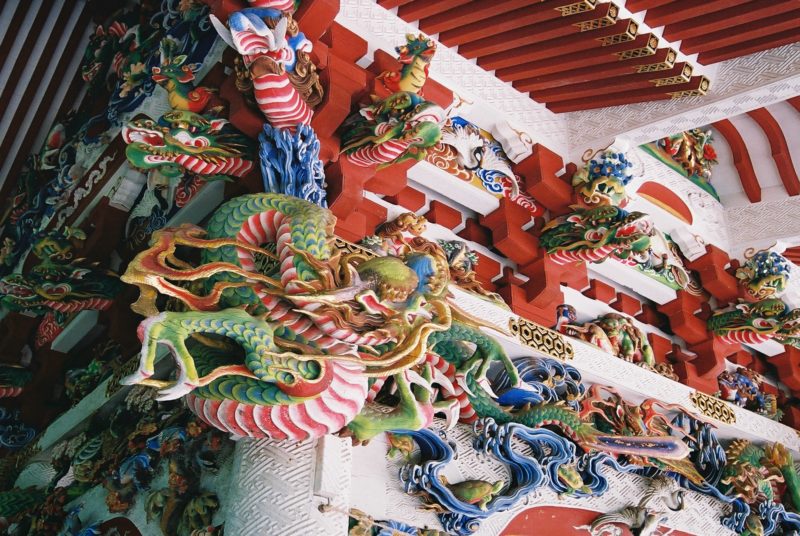 三峰神社の拝殿の彫り物